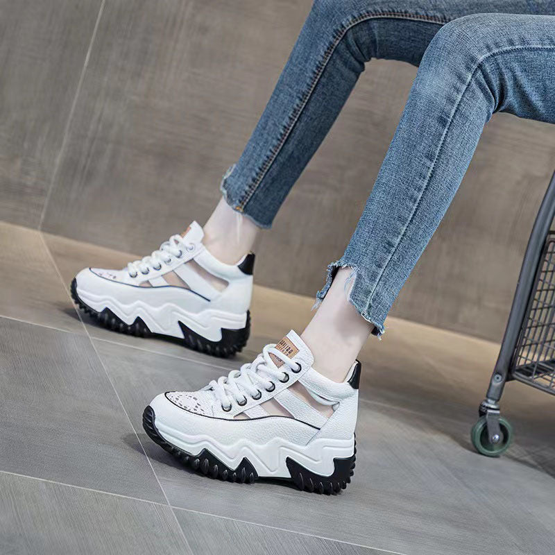 Scarpe alte con la suola spessa e tutte abbinate
