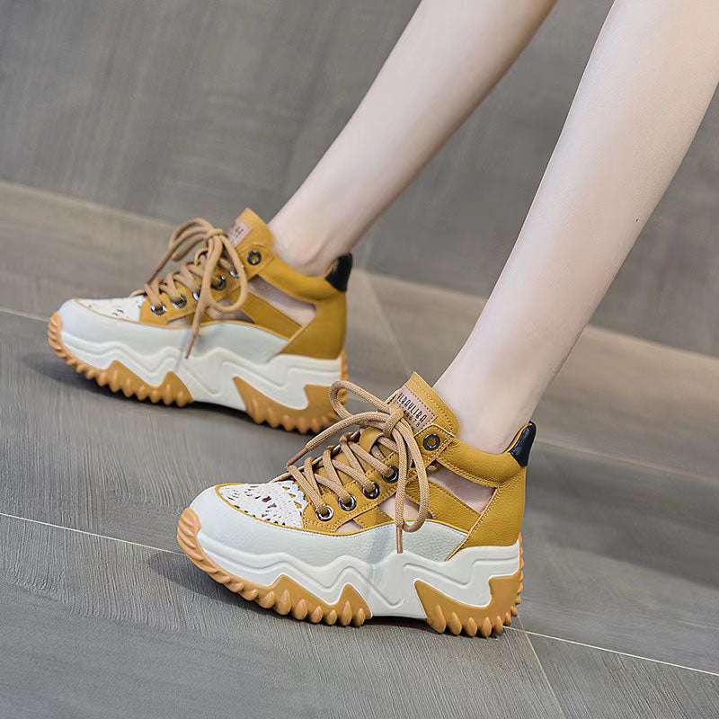 Scarpe alte con la suola spessa e tutte abbinate