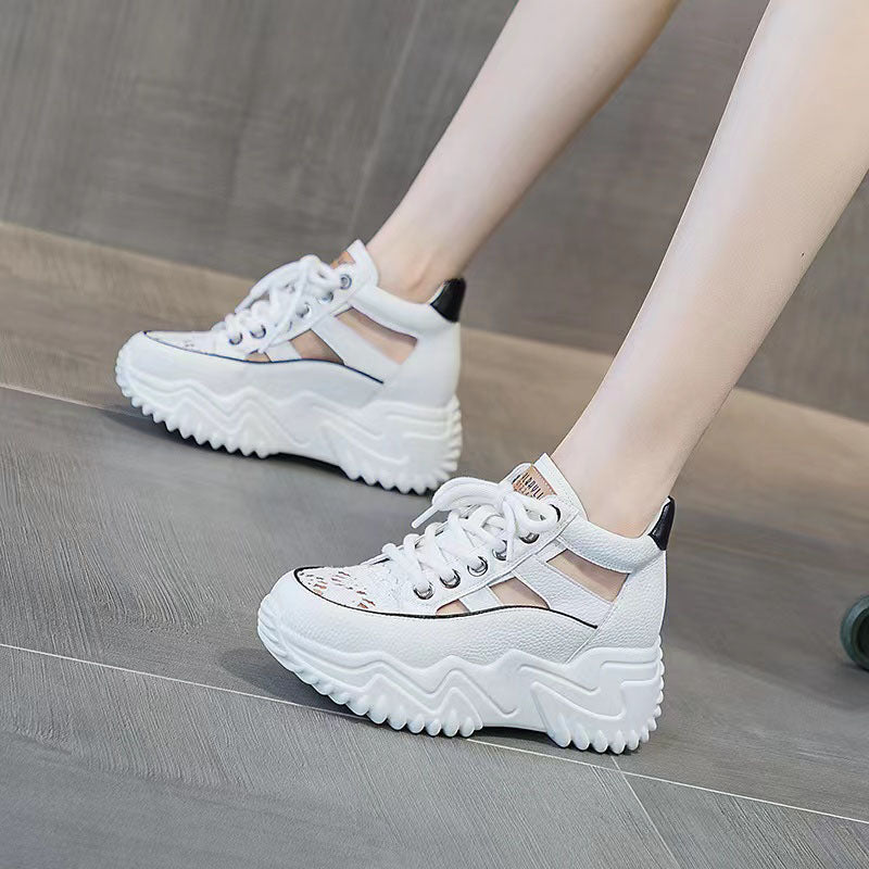 Scarpe alte con la suola spessa e tutte abbinate