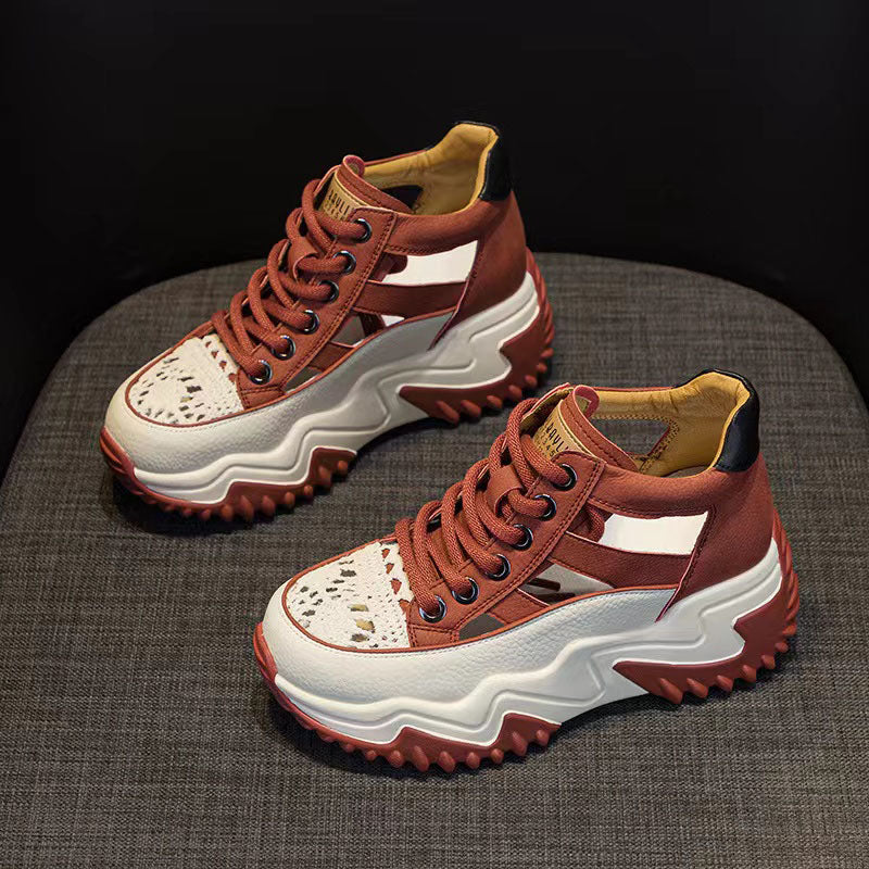 Scarpe alte con la suola spessa e tutte abbinate