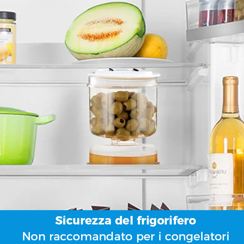 Barattolo di sottaceti e olive con colino