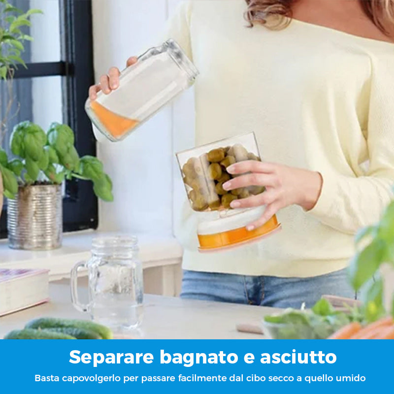Barattolo di sottaceti e olive con colino