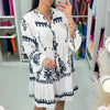 Abito babydoll abbottonato con scollo a V