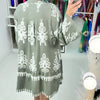 Abito babydoll abbottonato con scollo a V