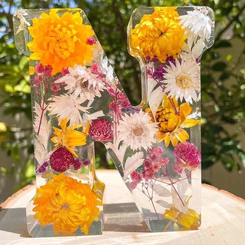 Luce notturna con lettere di fiori secchi