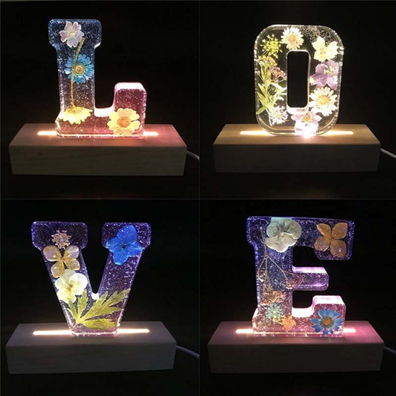 Luce notturna con lettere di fiori secchi