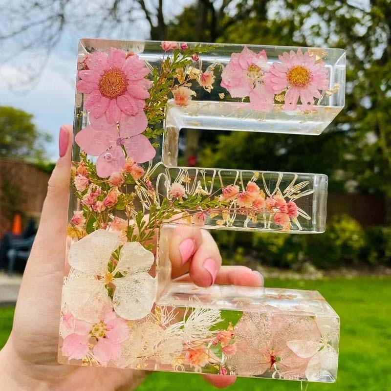 Luce notturna con lettere di fiori secchi