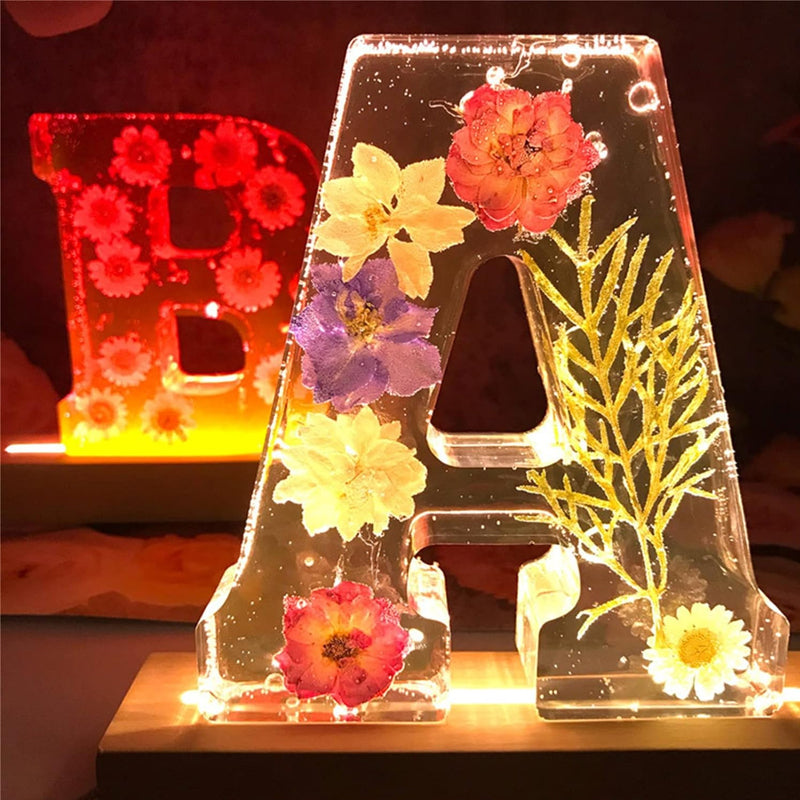 Luce notturna con lettere di fiori secchi