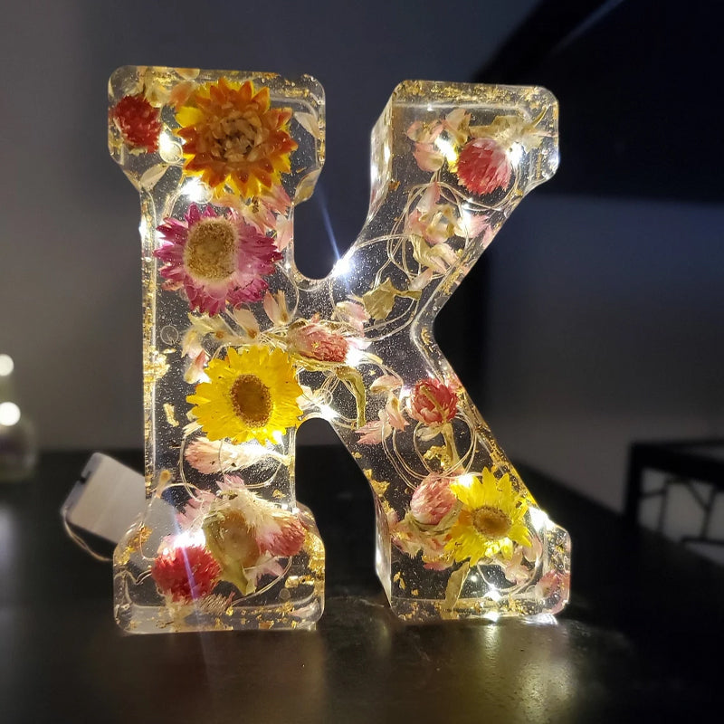 Luce notturna con lettere di fiori secchi