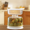 Barattolo di sottaceti e olive con colino