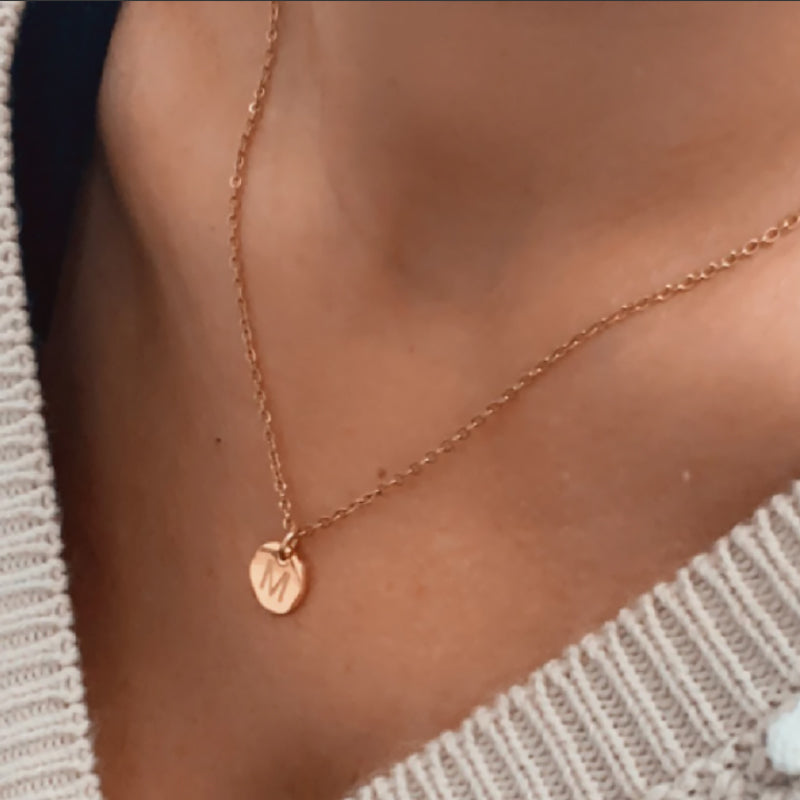 Collana rotonda con lettere