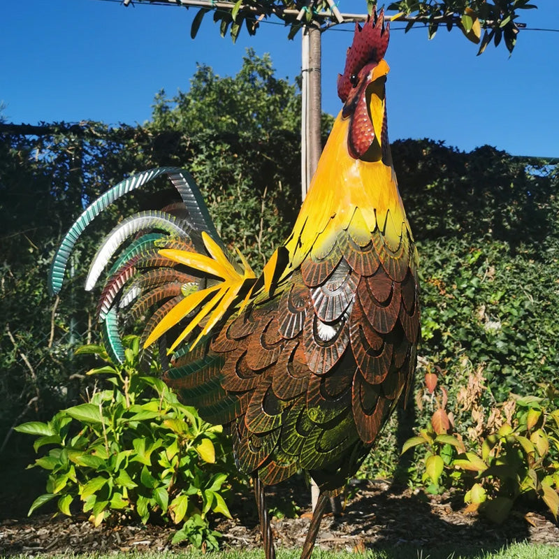 Iron Rooster - dettagli sorprendenti e bellissimi colori - arte del prato e del giardino
