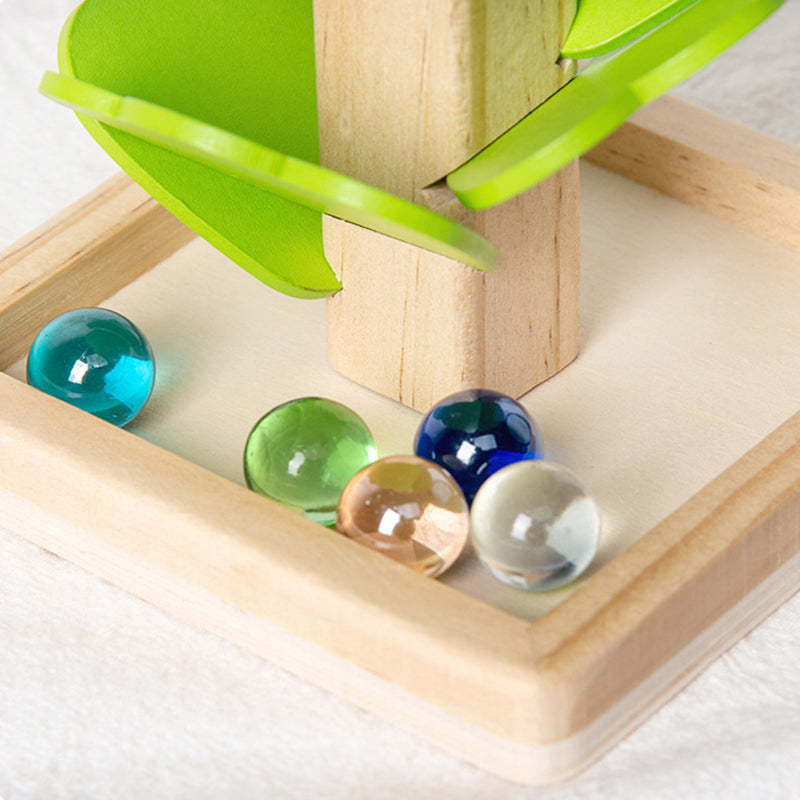 Giocattolo di legno colorato con sfere di vetro