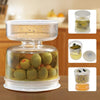 Barattolo di sottaceti e olive con colino