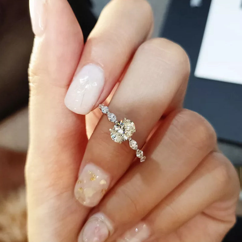 Elegante anello nuziale con zircone
