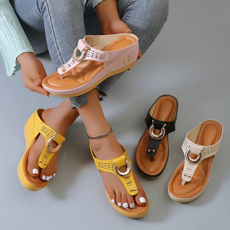 Sandali da spiaggia alla moda per l'estate
